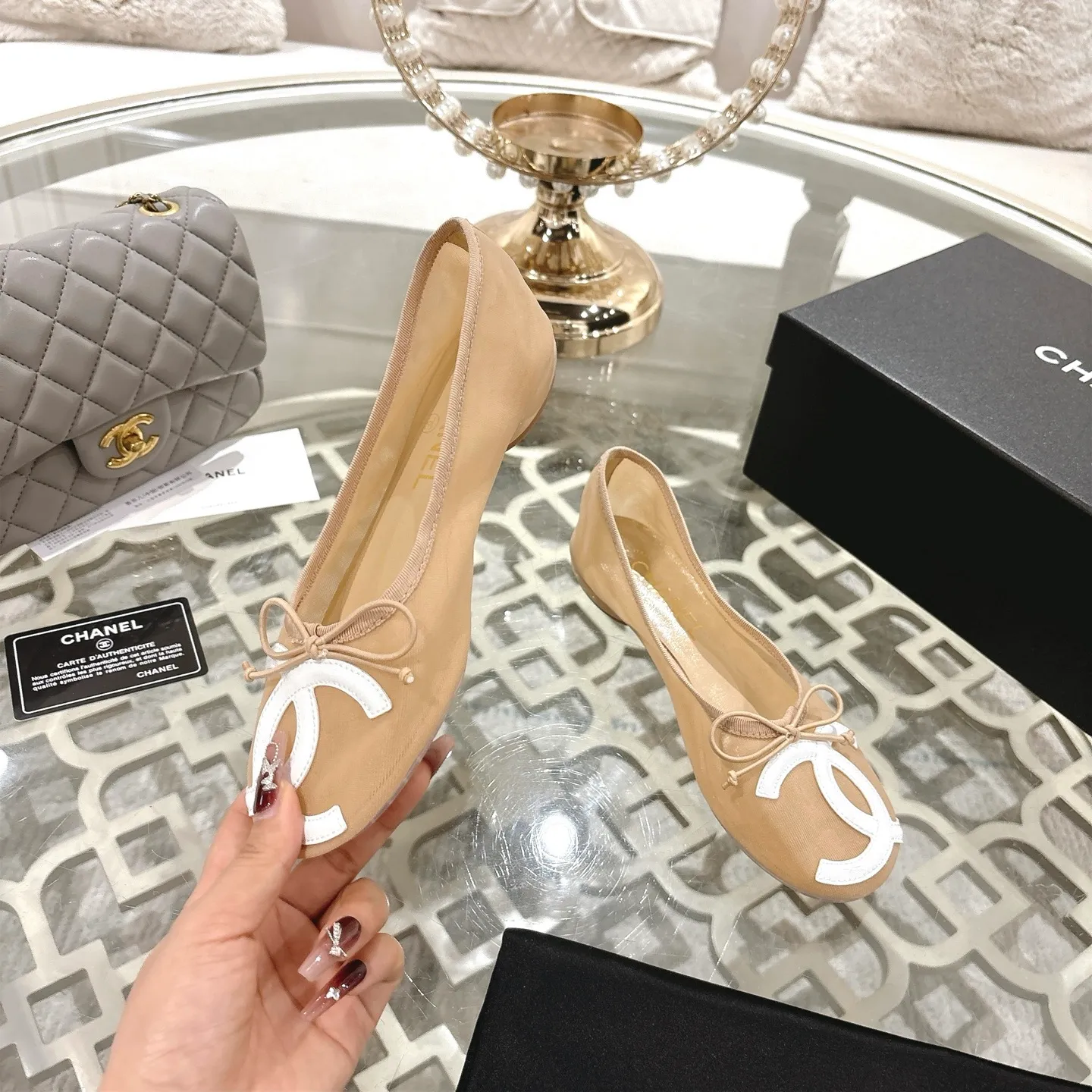 👟👟Ex-factory price 520👟👟 Mesh [purchase-level quality] CHANEL Xiaoxiang 25/A new summer bow-tie shoes 💃 This pair of "dancing shoes" is really breathtakingly beautiful! Made of cowhide fabric + exquisite electric embroidery, every detail exudes a sense of high-end ~ classic bow design, Italian genuine leather sole, comfortable and elegant on the feet, a perfect must-have for fairies!  🌟 All counters are from the same source! All materials are customized according to the original 1:1, and are developed and patterned from genuine products. The quality is absolutely assured ~ a classic that must be bought every year, a versatile artifact that looks great whether paired with skirts or jeans!  💖 The perfect finishing touch for summer outfits, sisters, just do it! 👉 Fabric: Imported sheepskin Lining: Imported sheepskin Outsole: Private molded outsole Size: 35-40